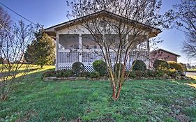 Smoky Mountains Cottage With River Views And Hot Tub!